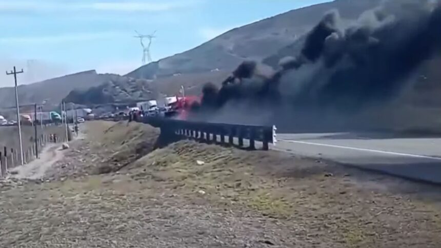 Incendio de tráiler provoca cierre vial en lacarretera Monterrey–Saltillo