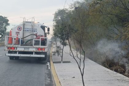 Incendio en terreno baldío consume maleza en Monterrey