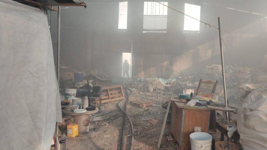 Incendio en baldío se extiende a bodega en Escobedo