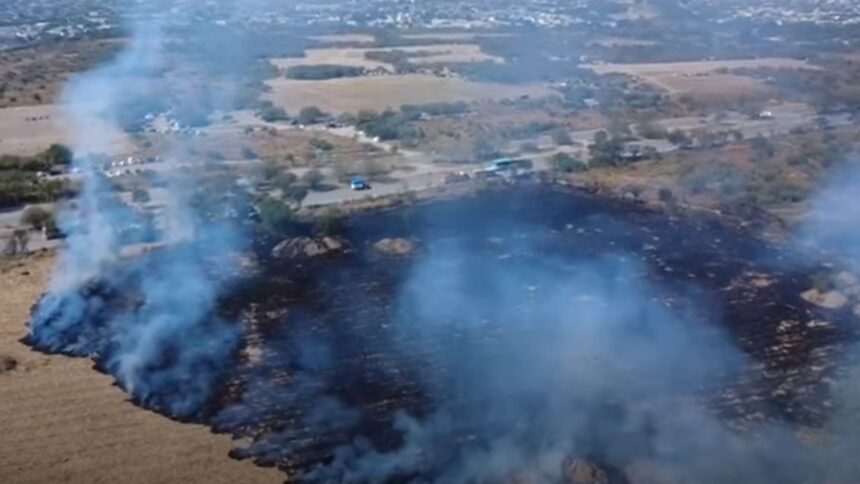 Incendio en terreno baldío moviliza a cuerpos de auxilio en Monterrey
