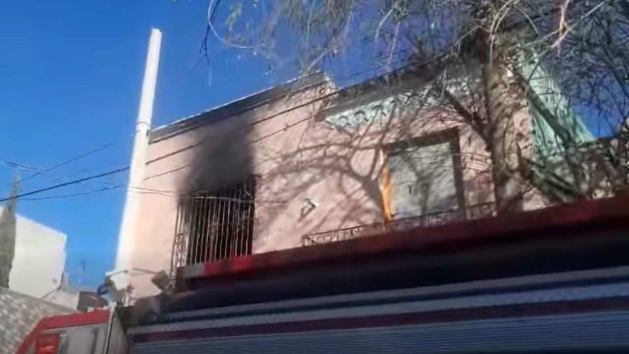 Incendio en vivienda del Centro de Monterrey por quema de basura