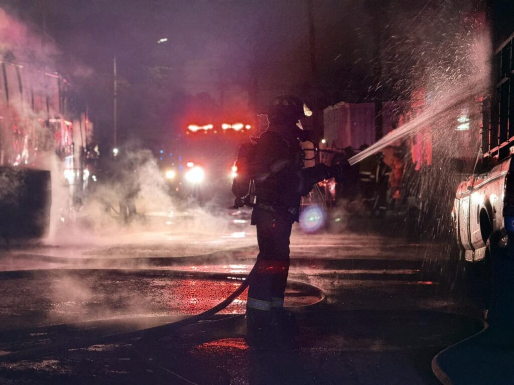Incendio consume dos autobuses en la colonia Industrial