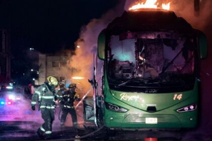 Incendio consume dos autobuses en la colonia Industrial
