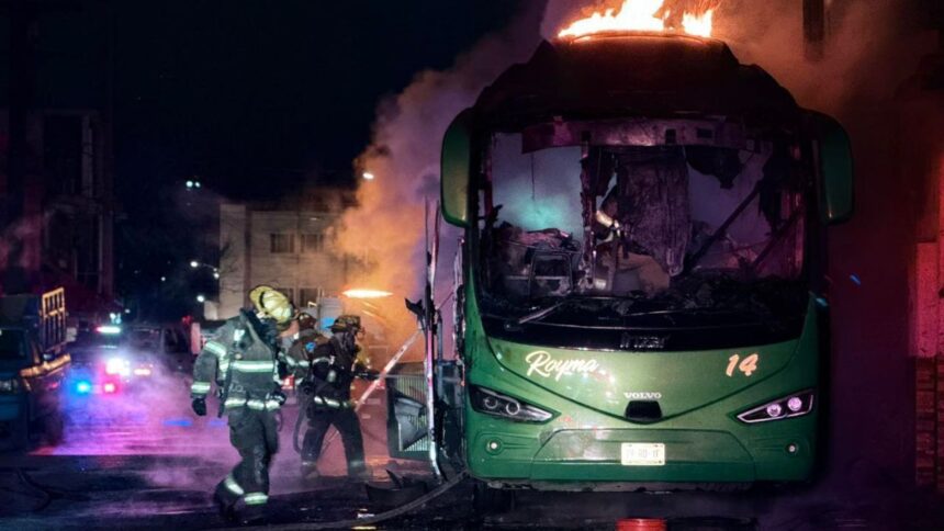 Incendio consume dos autobuses en la colonia Industrial