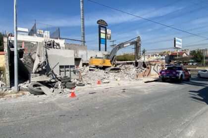Muere trabajador tras caerle una barda durante demolición