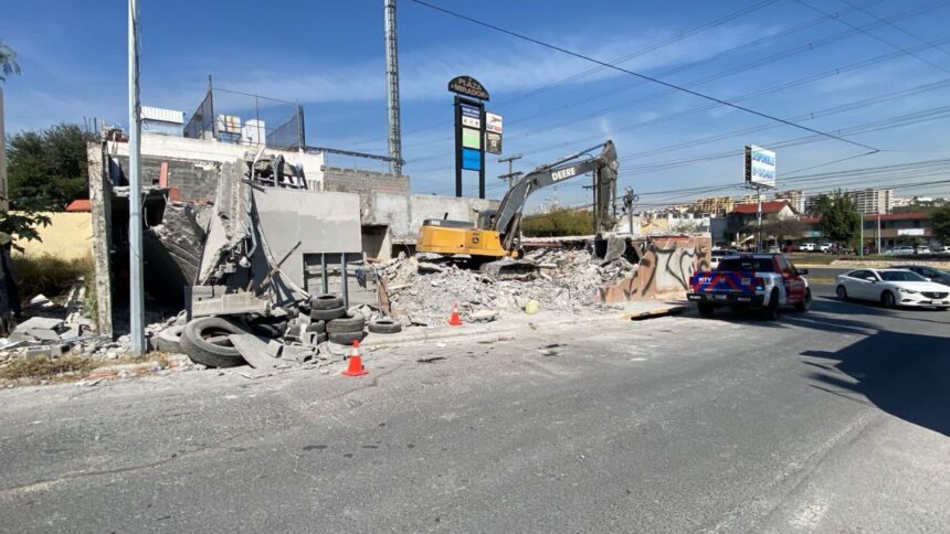 Muere trabajador tras caerle una barda durante demolición