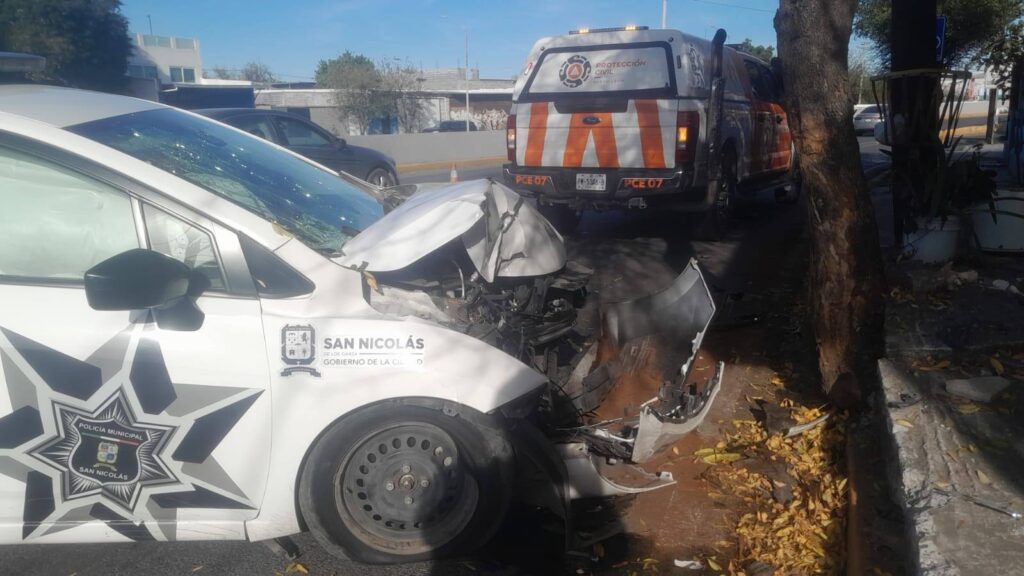 Una patrulla municipal se impactó contra un árbol en San Nicolás, Nuevo León. Protección Civil atendió al conductor y eliminó riesgos por derrame