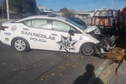 Una patrulla municipal se impactó contra un árbol en San Nicolás, Nuevo León. Protección Civil atendió al conductor y eliminó riesgos por derrame