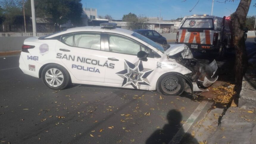 Una patrulla municipal se impactó contra un árbol en San Nicolás, Nuevo León. Protección Civil atendió al conductor y eliminó riesgos por derrame