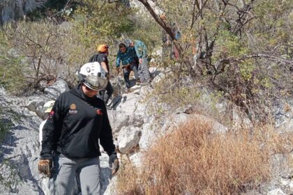 Rescatan con éxito a excursionista lesionado en La Huasteca