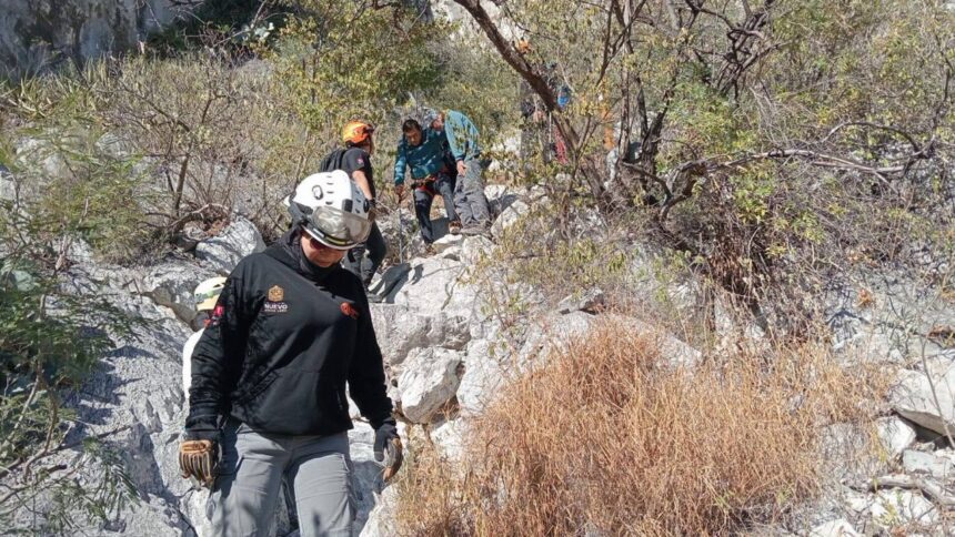 Rescatan con éxito a excursionista lesionado en La Huasteca