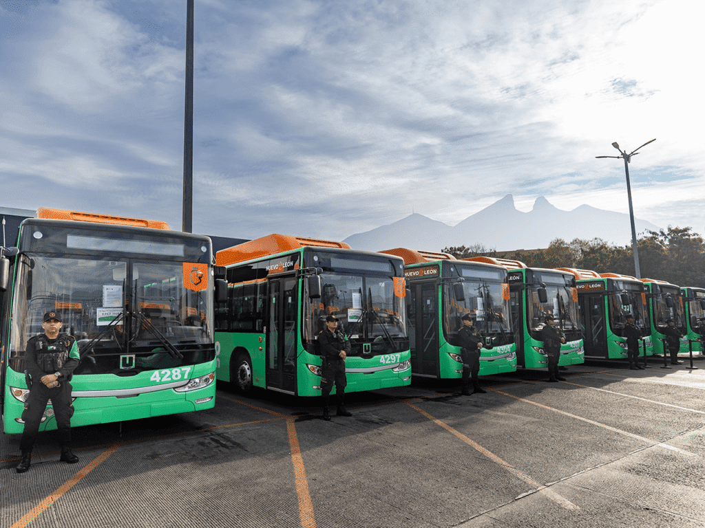 Entrega Gobernador nuevas unidades de ruta 223 que beneficiarán a más de 200 mil personas