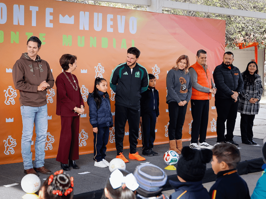 Inaugura Samuel García cancha número 392 en primaria en Monterrey