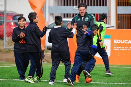 Inaugura Samuel García cancha número 392 en primaria en Monterrey