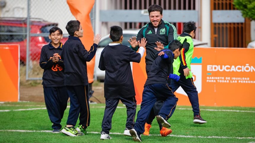 Inaugura Samuel García cancha número 392 en primaria en Monterrey