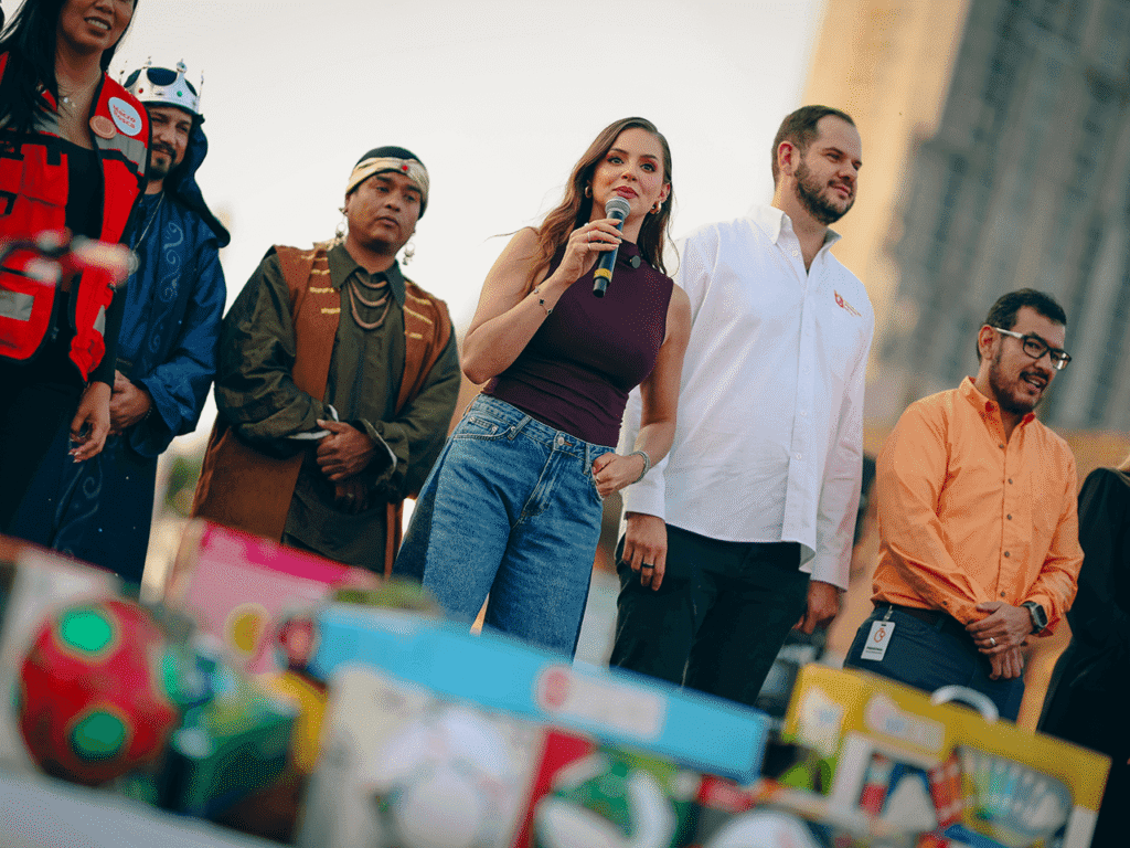 Celebran Samuel y Mariana Día de Reyes con Macro Rosca en la Explanada de los Héroes
