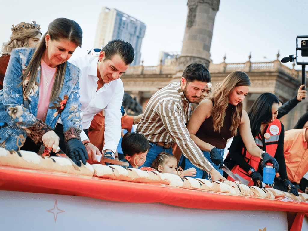 Celebran Samuel y Mariana Día de Reyes con Macro Rosca en la Explanada de los Héroes