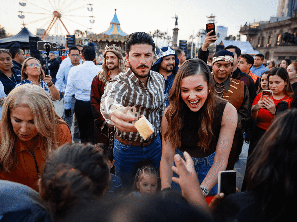 Celebran Samuel y Mariana Día de Reyes con Macro Rosca en la Explanada de los Héroes