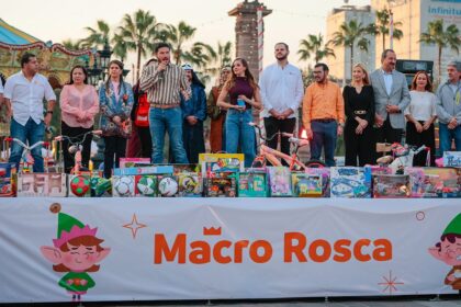 Celebran Samuel y Mariana Día de Reyes con Macro Rosca en la Explanada de los Héroes