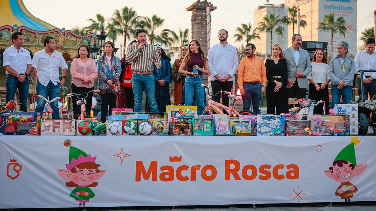 Celebran Samuel y Mariana Día de Reyes con Macro Rosca en la Explanada de los Héroes
