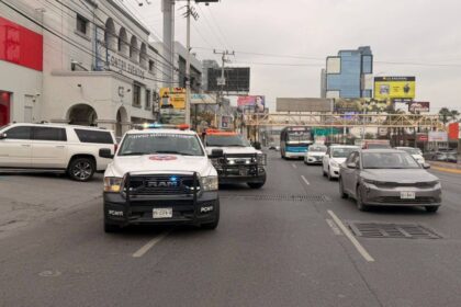 Se incendia auto en Garza Sada y moviliza a cuerpos de auxilio