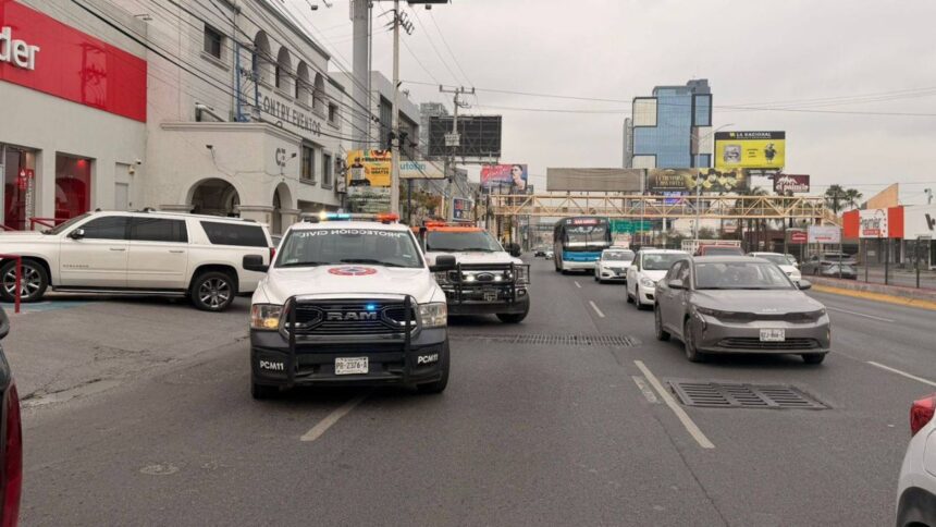Se incendia auto en Garza Sada y moviliza a cuerpos de auxilio