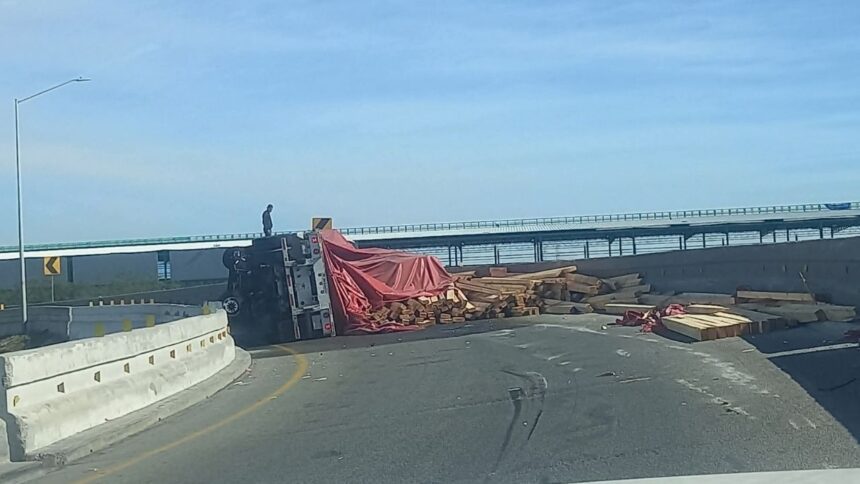 Tráiler con madera vuelca y colapsa vialidad en Apodaca