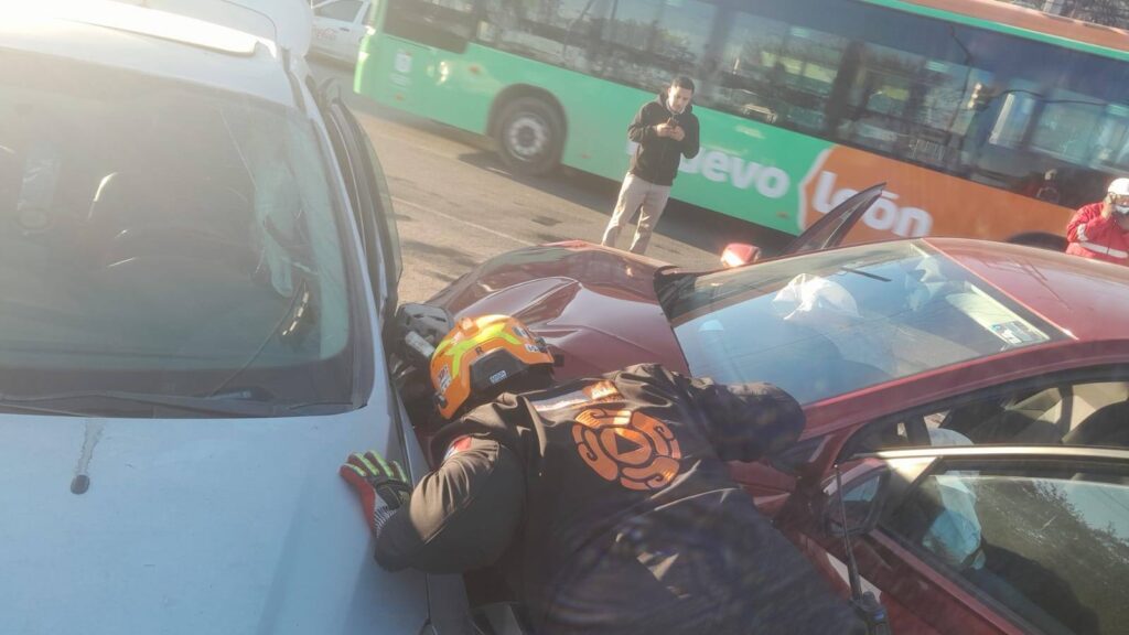Tres lesionados tras choque entre dos autos en Guadalupe