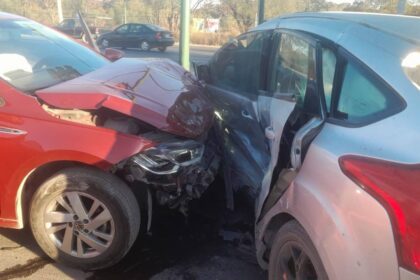 Tres lesionados tras choque entre dos autos en Guadalupe