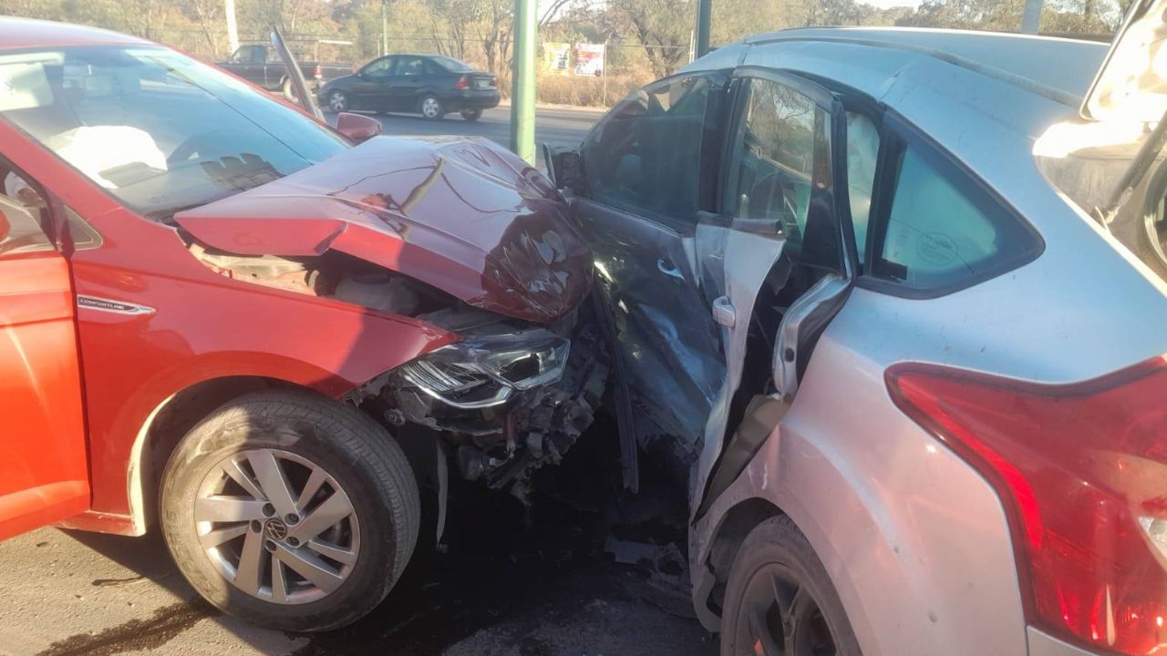 Tres lesionados tras choque entre dos autos en Guadalupe