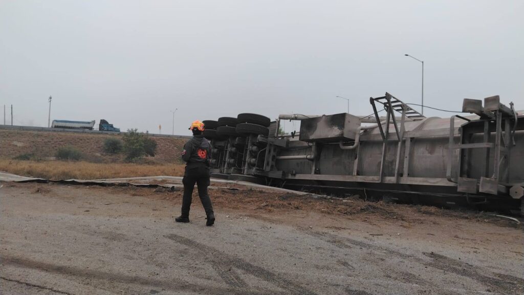 Volcadura de pipa derrama diésel en Anillo Periférico, Apodaca