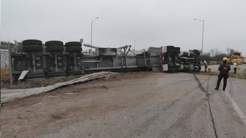 Volcadura de pipa derrama diésel en Anillo Periférico, Apodaca