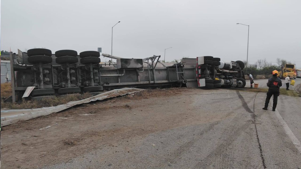Volcadura de pipa derrama diésel en Anillo Periférico, Apodaca