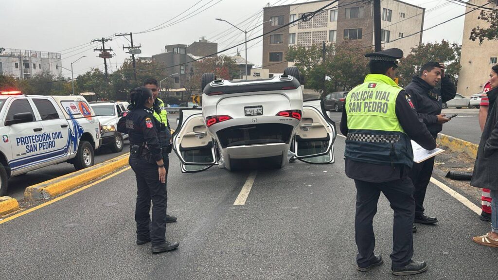 Volcadura en Gómez Morín deja solo daños materiales en San Pedro