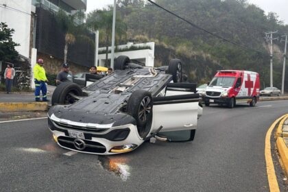 Volcadura en Gómez Morín deja solo daños materiales en San Pedro