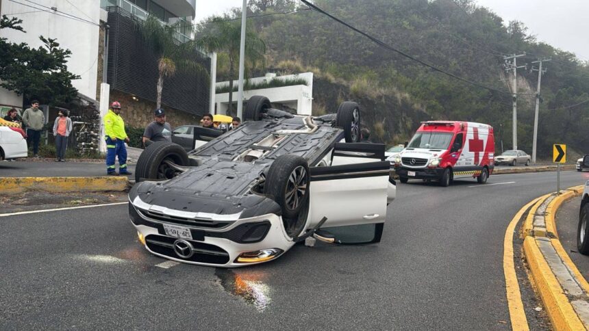 Volcadura en Gómez Morín deja solo daños materiales en San Pedro