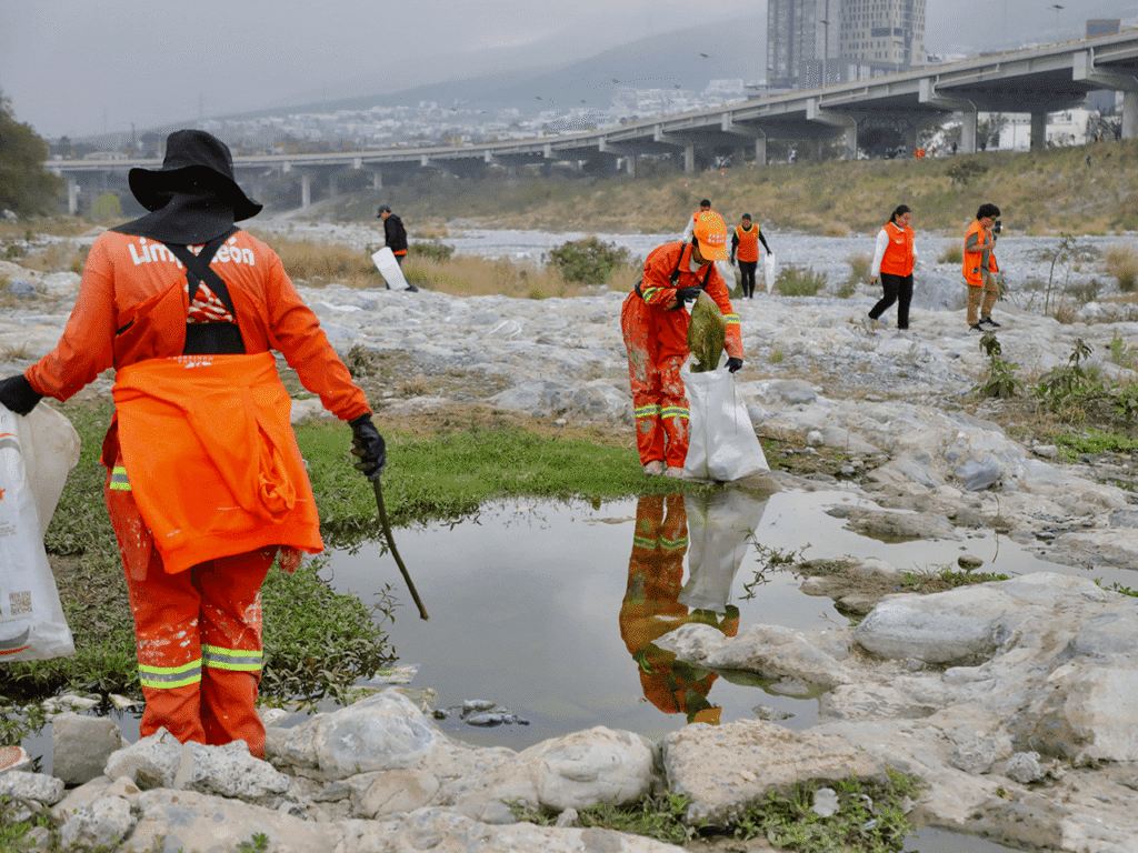 Voluntarios retiran 1.3 toneladas de basura del Río Santa Catarina