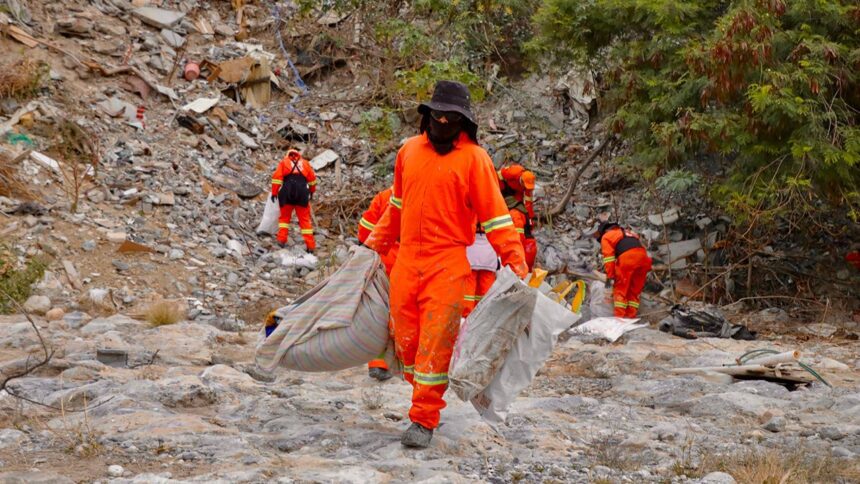 Voluntarios retiran 1.3 toneladas de basura del Río Santa Catarina