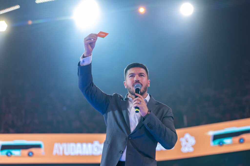 Anuncia Samuel García tarifa preferencial de 10 pesos para estudiantes en Nuevo León