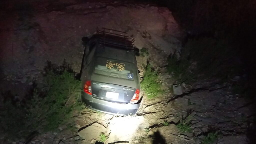 Auto cae a vado en la colonia Mitras Poniente en García