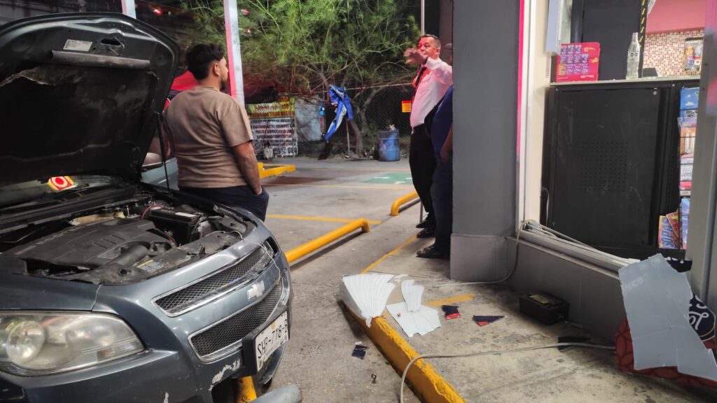 Auto se estrella contra OXXO en Guadalupe
