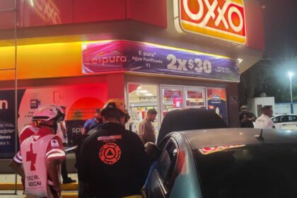 Auto se estrella contra OXXO en Guadalupe