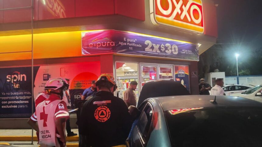 Auto se estrella contra OXXO en Guadalupe
