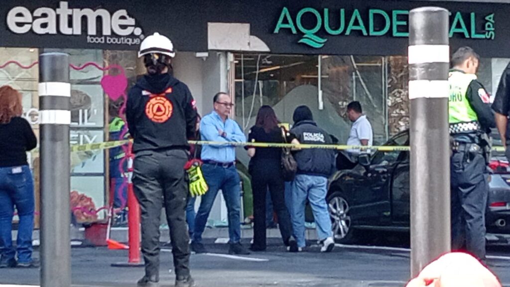 Auto sin frenos se estrella en plaza de San Pedro