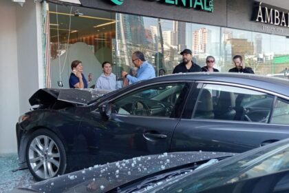 Auto sin frenos se estrella en plaza de San Pedro