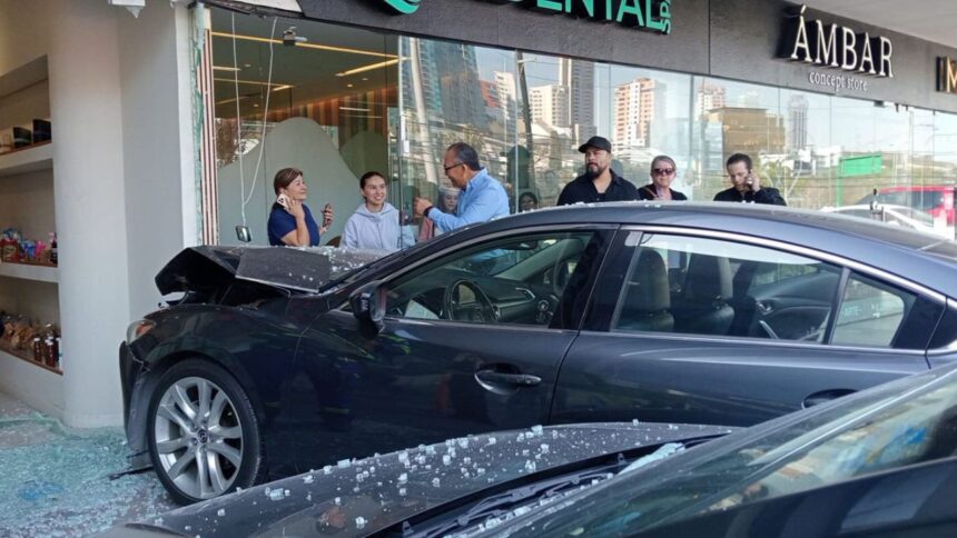 Auto sin frenos se estrella en plaza de San Pedro