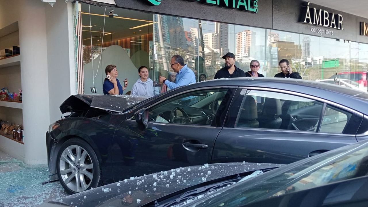 Auto sin frenos se estrella en plaza de San Pedro