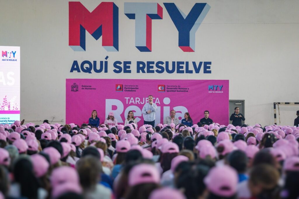 Monterrey entrega 1,500 Tarjetas Regia Plus para apoyo económico