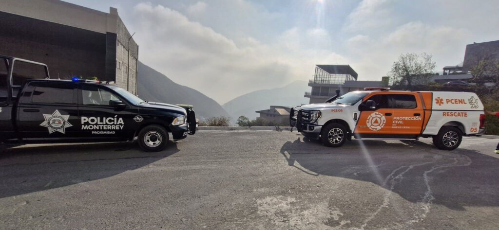 Camión cae a barranco en la colonia Renacimiento en Monterrey