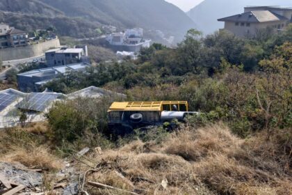 Camión cae a barranco en la colonia Renacimiento en Monterrey